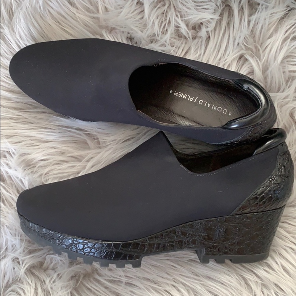 Donald Pliner crepe elastic wedge, black, Sz 6.5